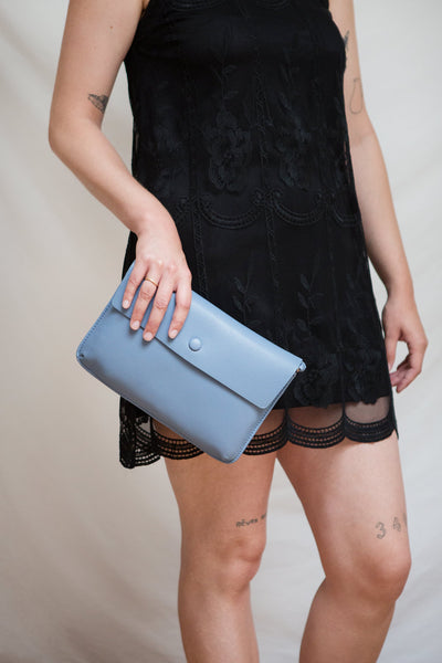 Puppis Taupe Textured Faux-Leather Handbag | La petite garçonne model