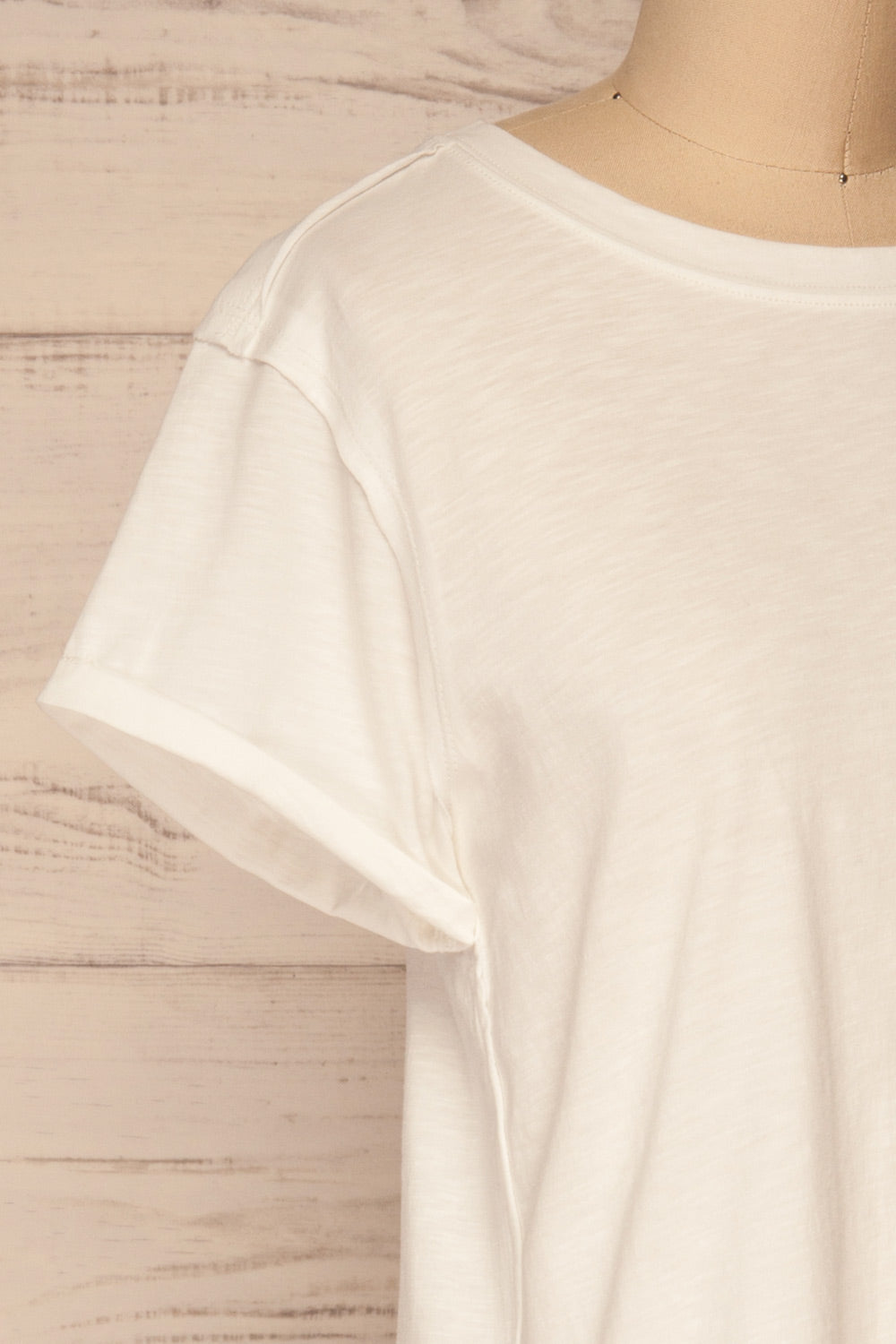 Quarreni White Crop T-Shirt | La petite garçonne side close-up