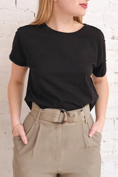 Quarreni Black Crop T-Shirt | La petite garçonne on model
