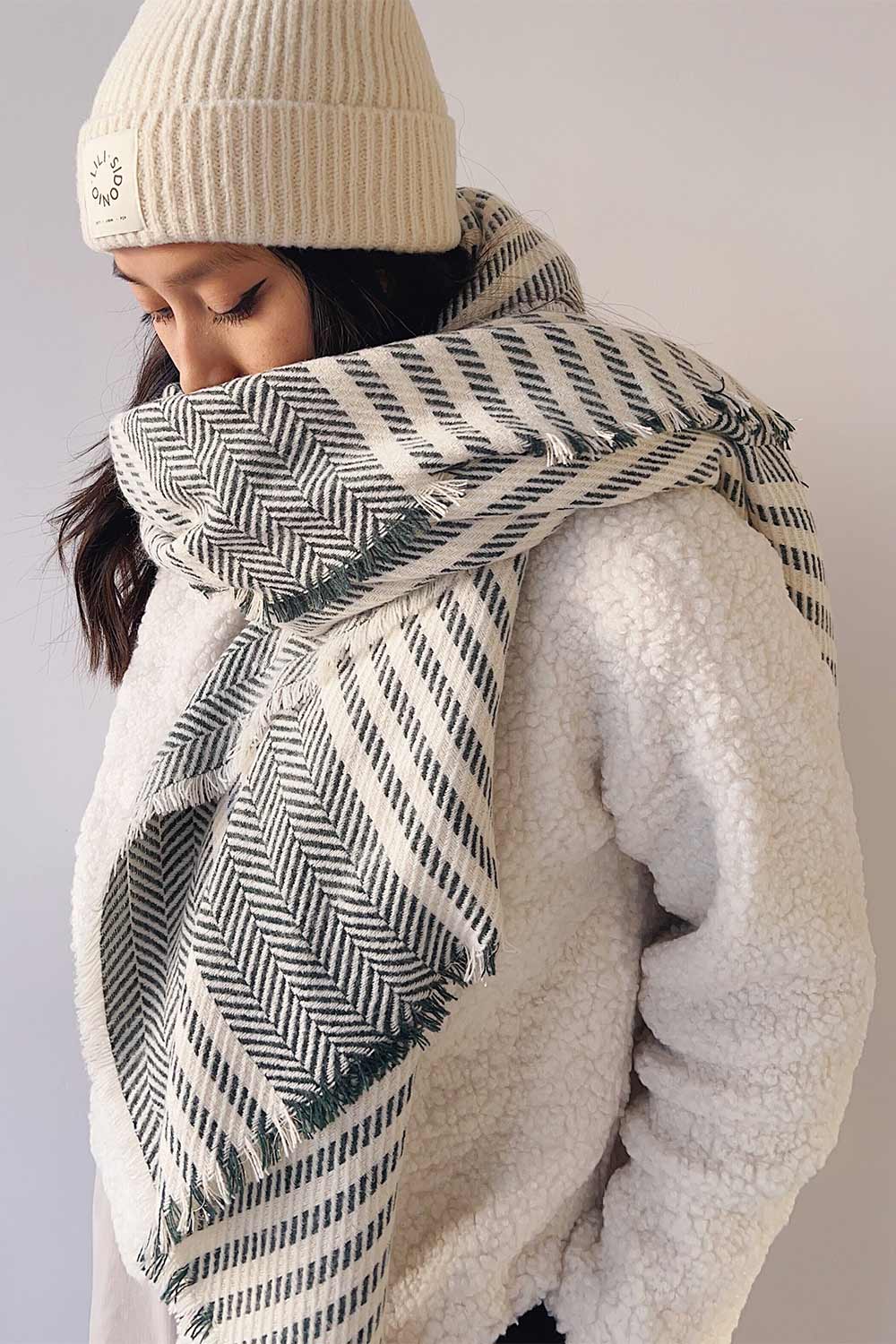 Raccourci Green Herringbone Patterned Scarf | La petite garçonne model