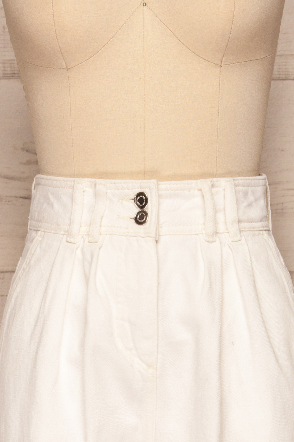 Ravenna White Mom Jeans w/ Pockets | La petite garçonne front close up