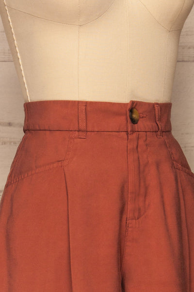 Ruciane Rust Orange High-Waisted Shorts | La petite garçonne side close-up