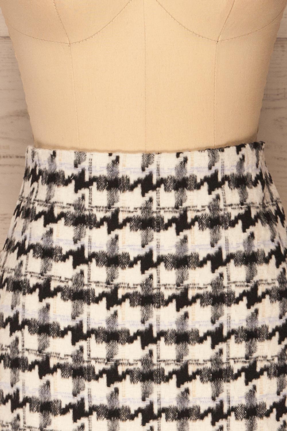 Sadie Black Short Houndstooth Skirt | La petite garçonne front close-up