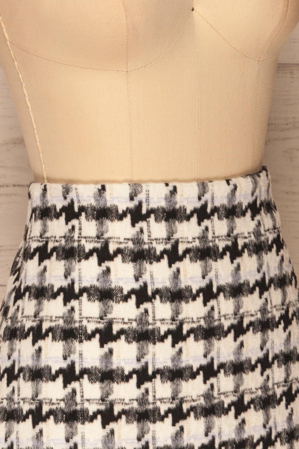 Sadie Black Short Houndstooth Skirt | La petite garçonne side close-up