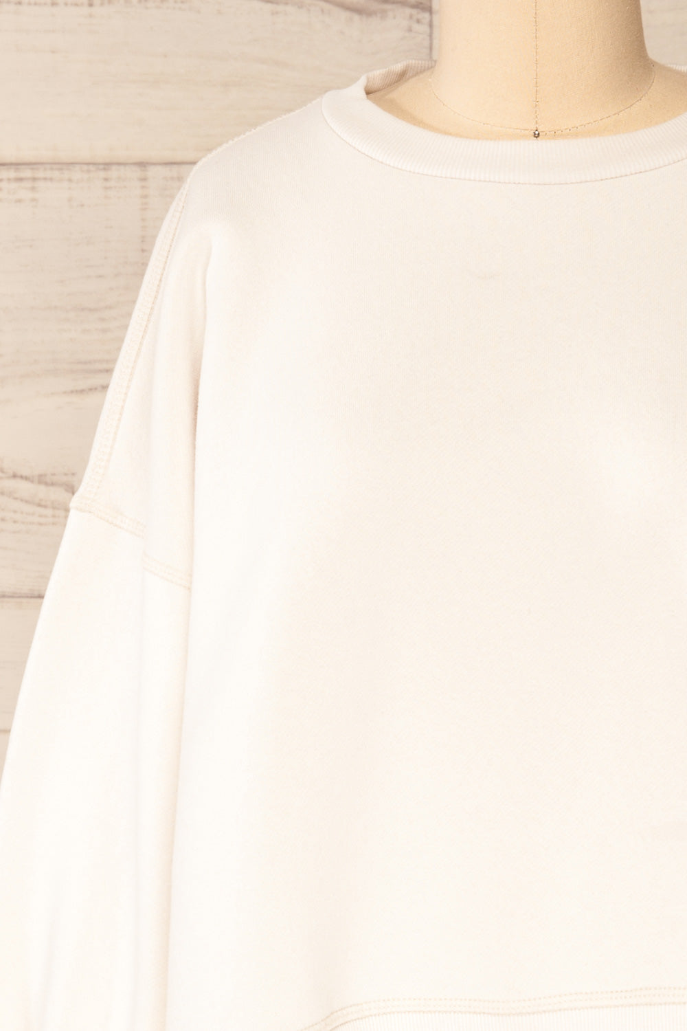 Set Luqa Ivory Sweater & Joggers Set | La petite garçonne top front close-up