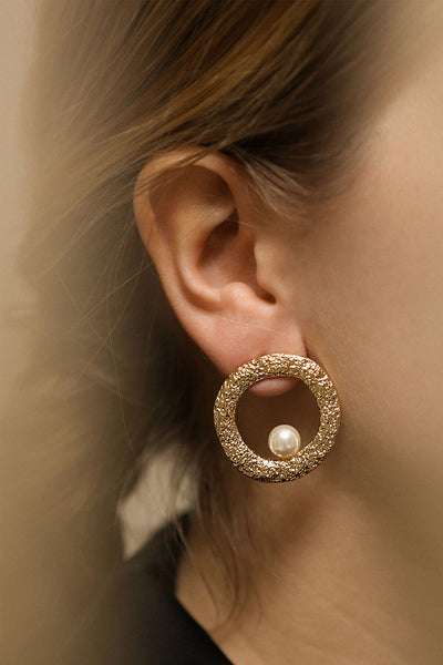 Solutilis Textured Golden Hoop Earrings w Pearl | La Petite Garçonne