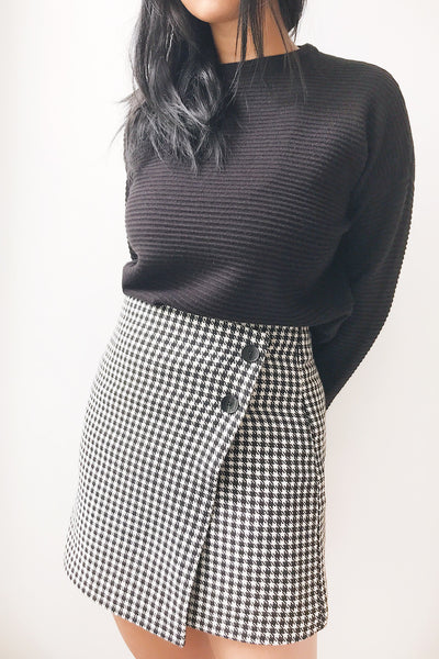 Knares Black Round Collar Ribbed Sweater | La petite garçonne model