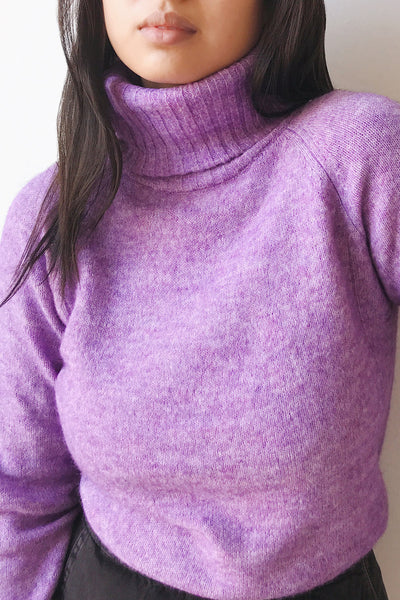 Kolono Beige Knit Turtleneck Sweater | La petite garçonne model