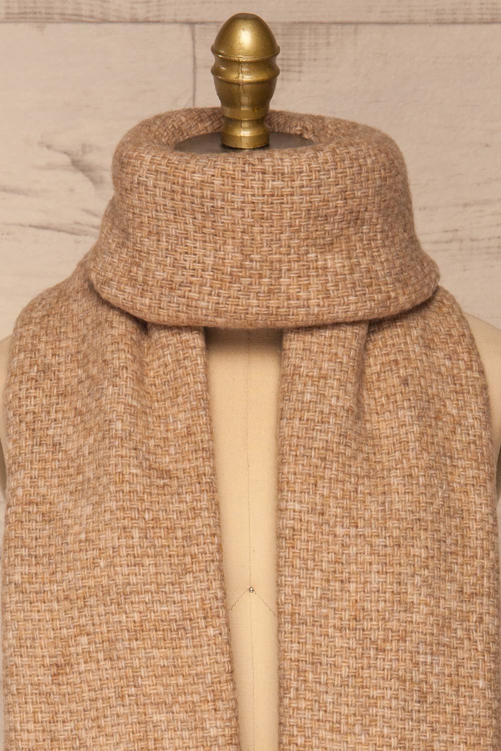 Taranto Beige Fuzzy Knitted Scarf | La petite garçonne  Second look close-up