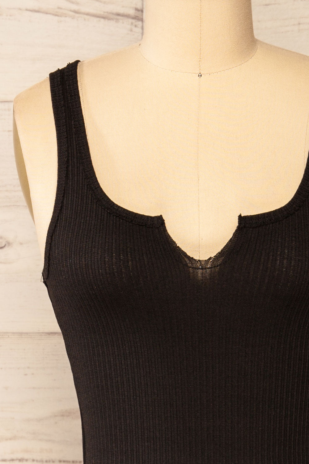 Tseri Black Cropped Large Straps Tank Top | La petite garçonne front close-up