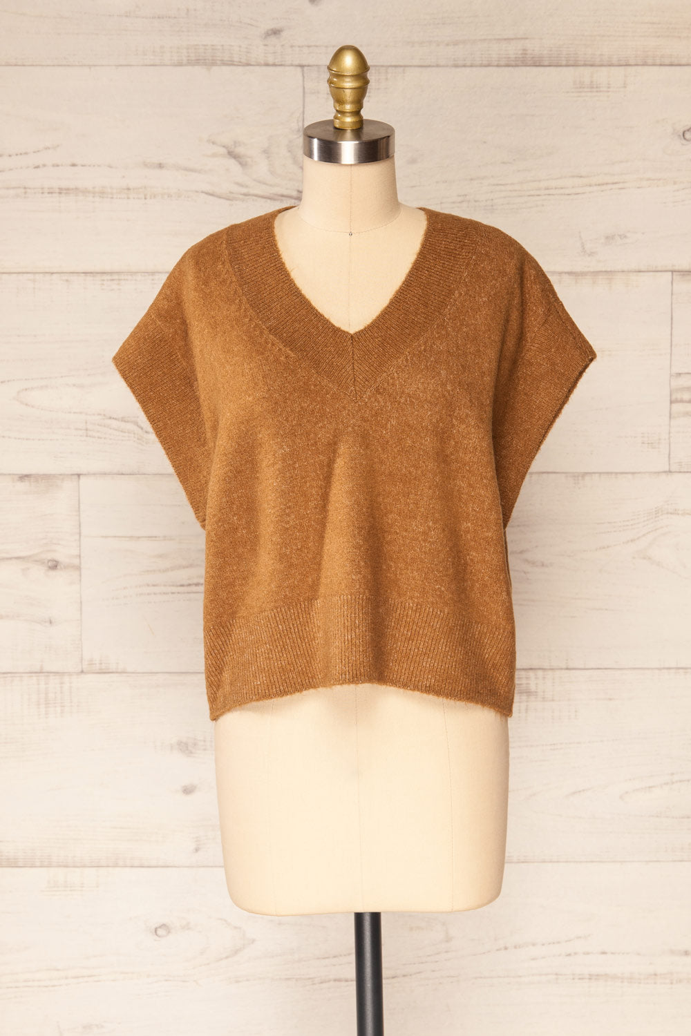 Uter Camel Sleeveless V-Neck Knitted Vest | La petite garçonne front view