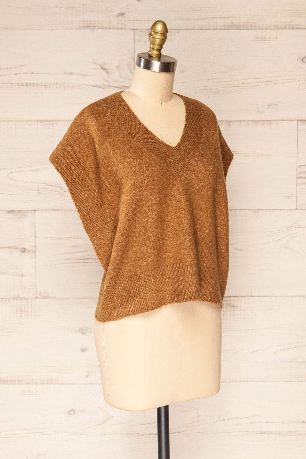 Uter Camel Sleeveless V-Neck Knitted Vest | La petite garçonne side view