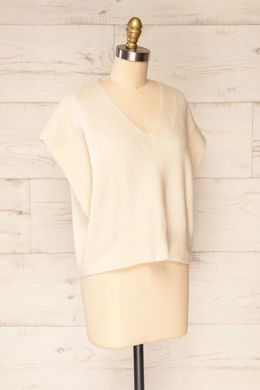 Uter Cream Sleeveless V-Neck Knitted Vest | La petite garçonne side view