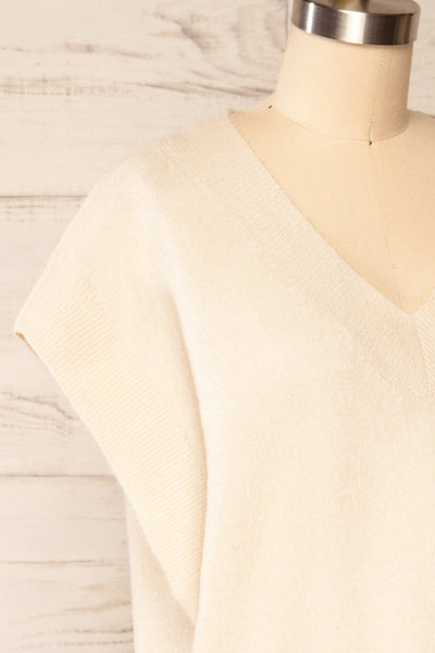 Uter Cream Sleeveless V-Neck Knitted Vest | La petite garçonne side close up