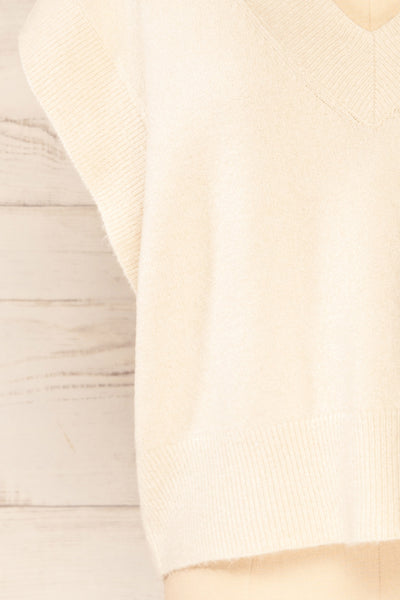 Uter Cream Sleeveless V-Neck Knitted Vest | La petite garçonne details