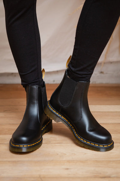 Edimbourg Vegan Black Chelsea Boots | La Petite Garçonne model