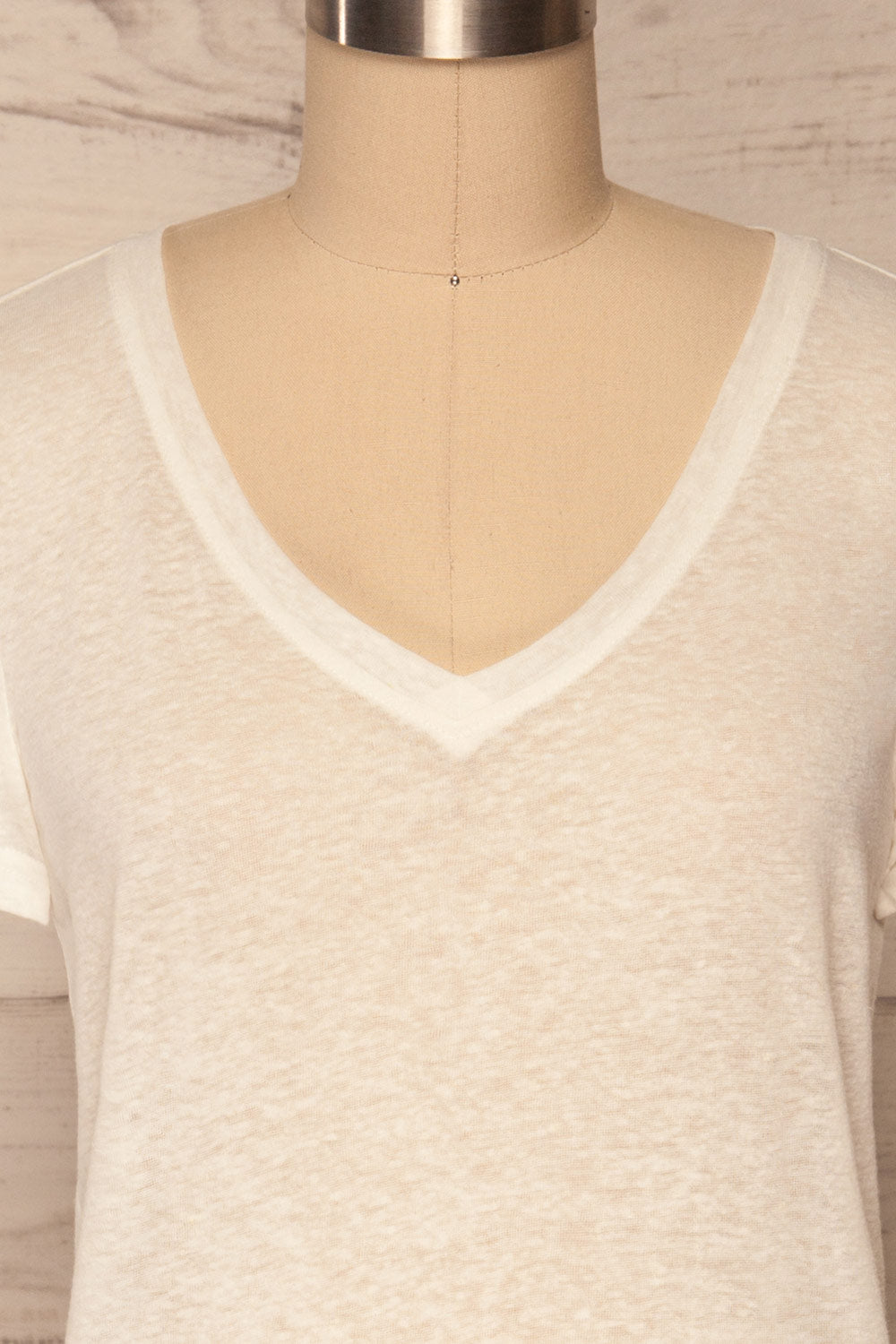 Winona White V-Neck T-Shirt | La petite garçonne front close up