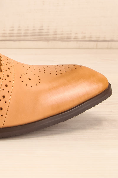 Abascanus Tan Brogue Shoes | Souliers | La Petite Garçonne side front close-up