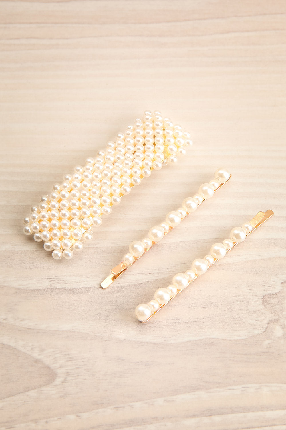 Acanthe Set of Golden Pearl Studded Barrettes | La Petite Garçonne 1