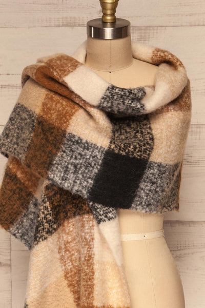 Aelwen Black & Beige Large Checkered Fuzzy Scarf shawl close up | La Petite Garçonne