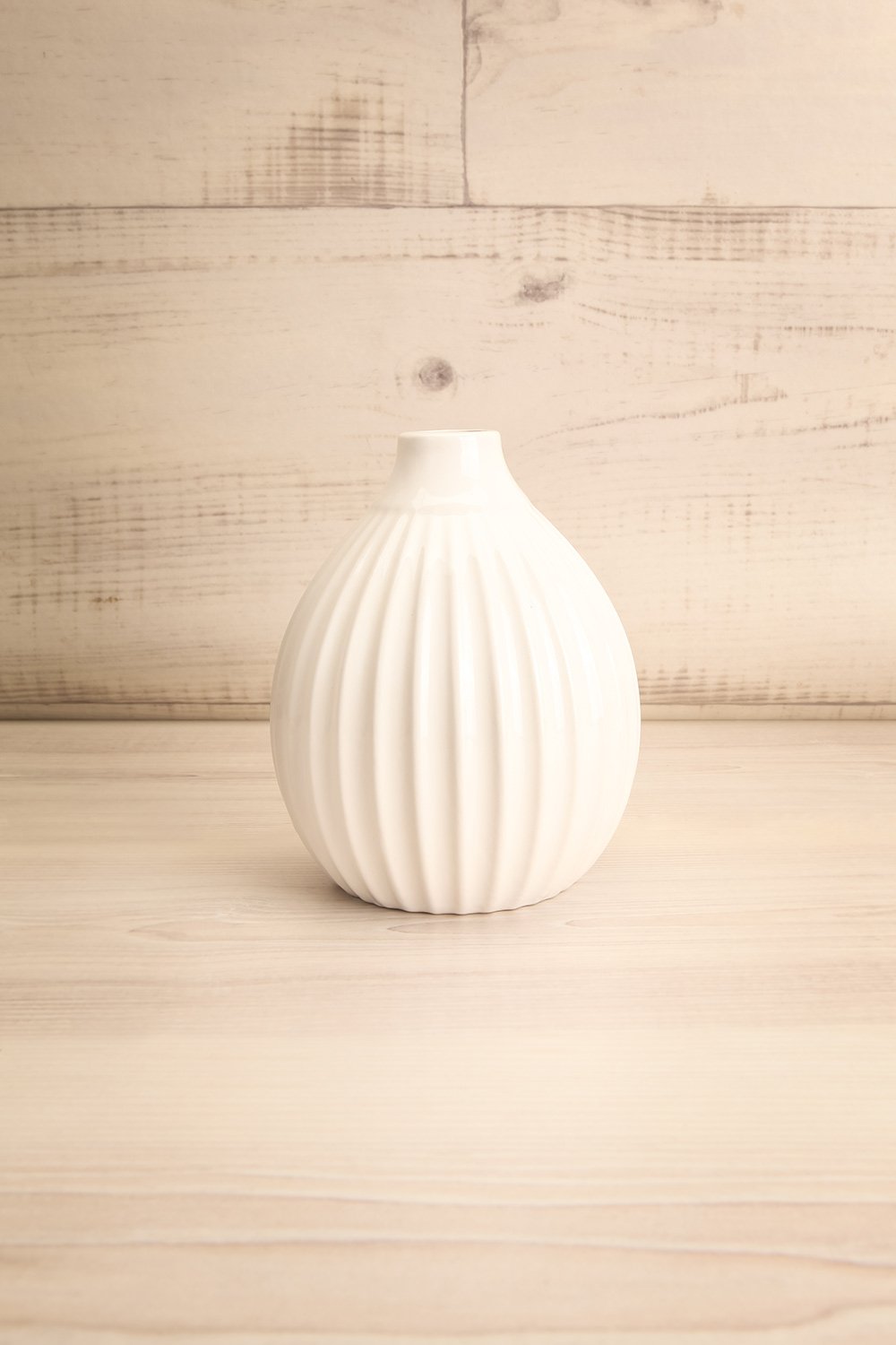 Aeternus Textured White Vase | La Petite Garçonne Chpt. 2