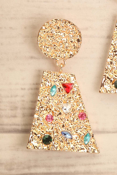 Alius Gold Textured Earrings w/ Coloured Cristals | La petite garçonne close-up