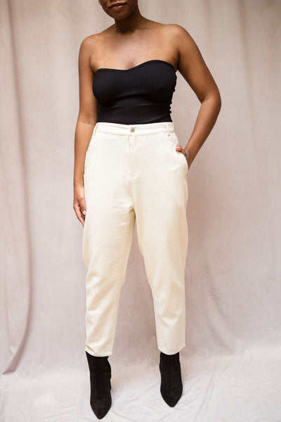 Grazy Ivory Cotton Cropped Mom Jeans | La petite garçonne  model