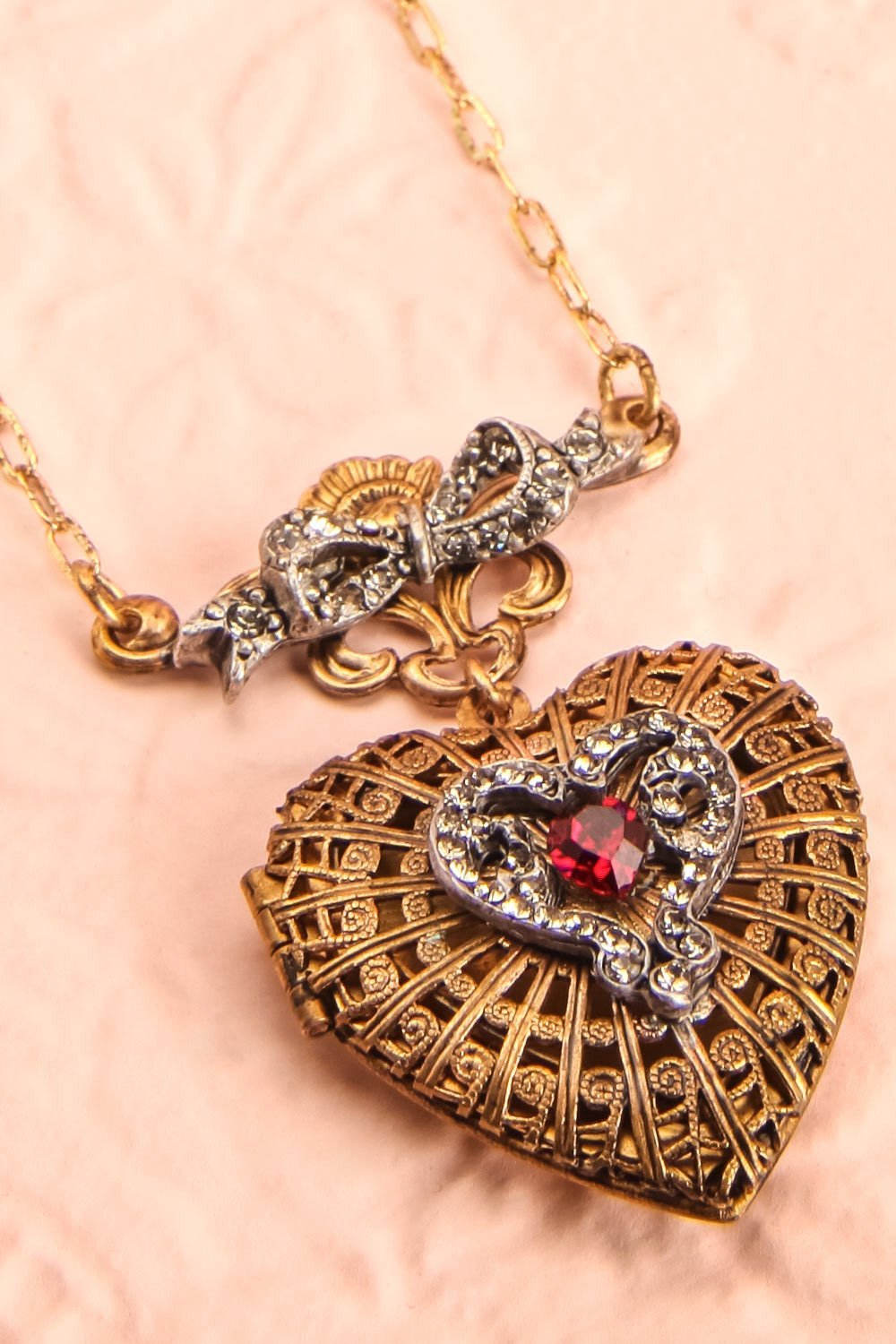 Amantes Antique Gold Pendant Necklace | Boudoir 1861 6