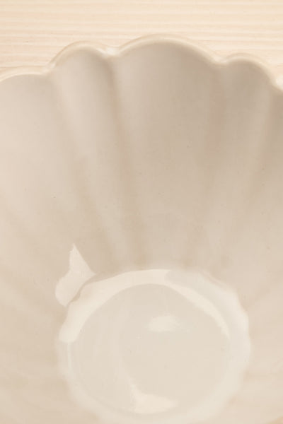 Amelia Bowl Flower Effect Scalloped Edge | La petite garçonne flat close-up