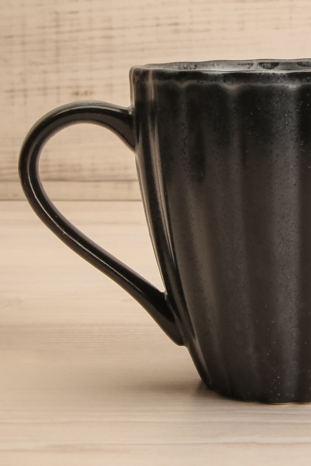 Amelia Mug Black | La petite garçonne handle close-up