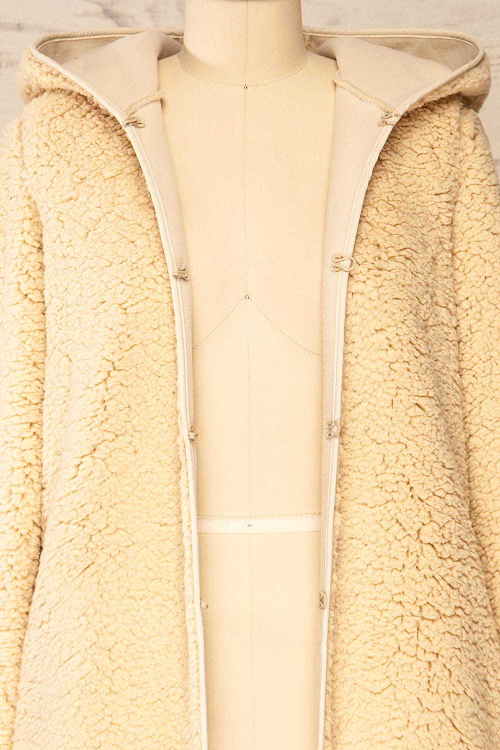 Amstelveen Beige Fleece Coat w/ Hood and Pockets | La petite garçonne  open close-up