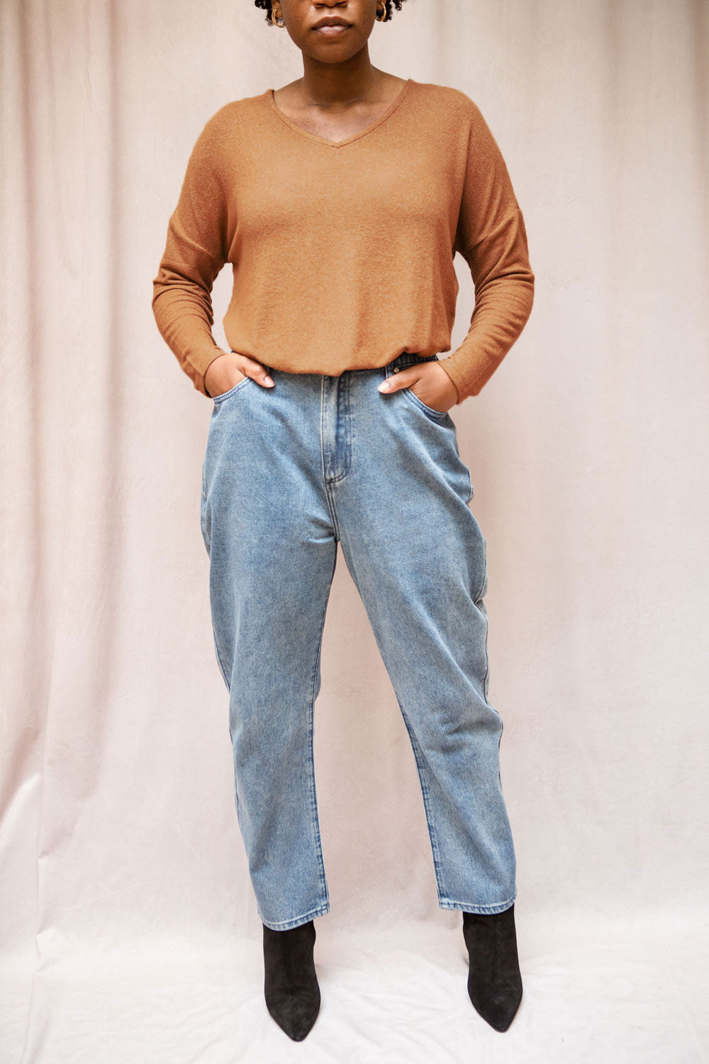 Mokrutan Blue High Waisted Mom Jeans | La petite garçonne  model