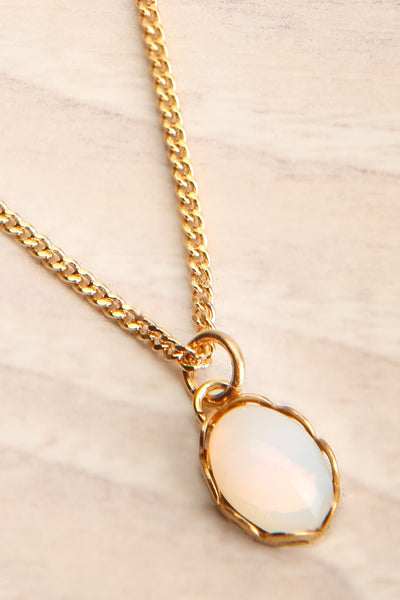 Ann Blyth White Golden Pendant Necklace | Collier | Boutique 1861 gem close-up