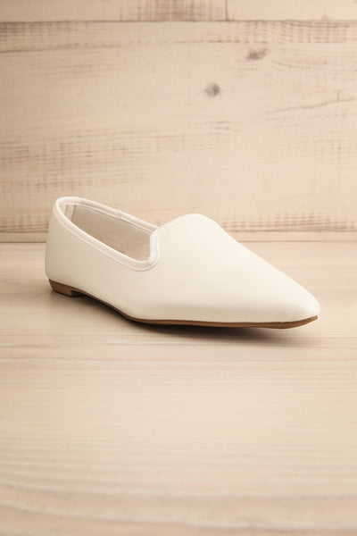 Antae White Faux-Leather Pointed Toe Flat Shoes | La petite garçonne front view