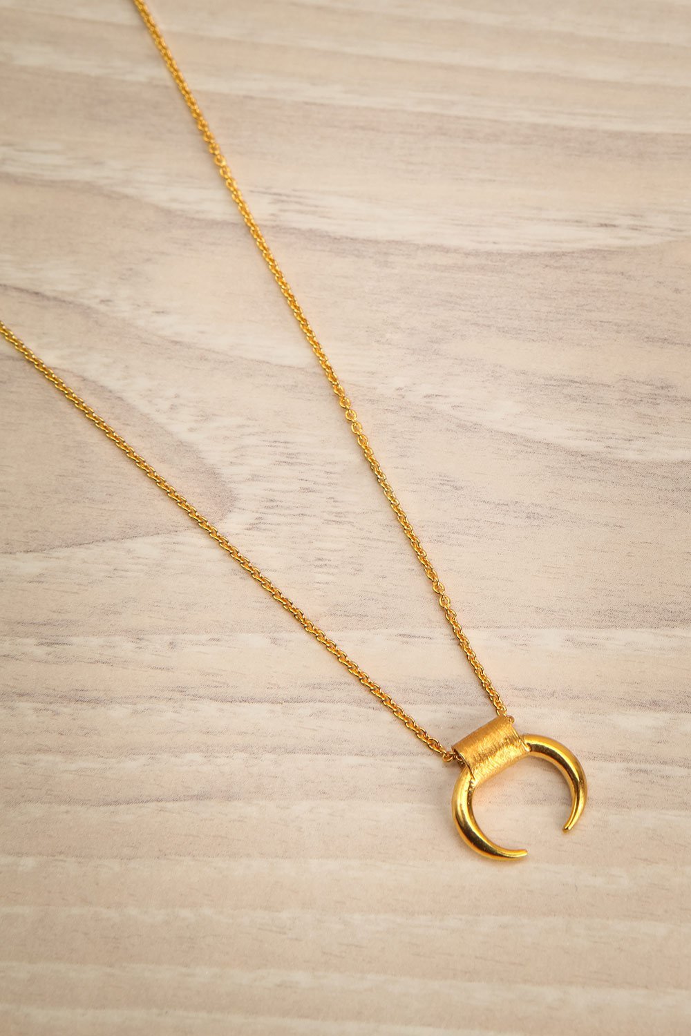 Arcus Doré Gold Pendant Necklace | La Petite Garçonne Chpt. 2 3