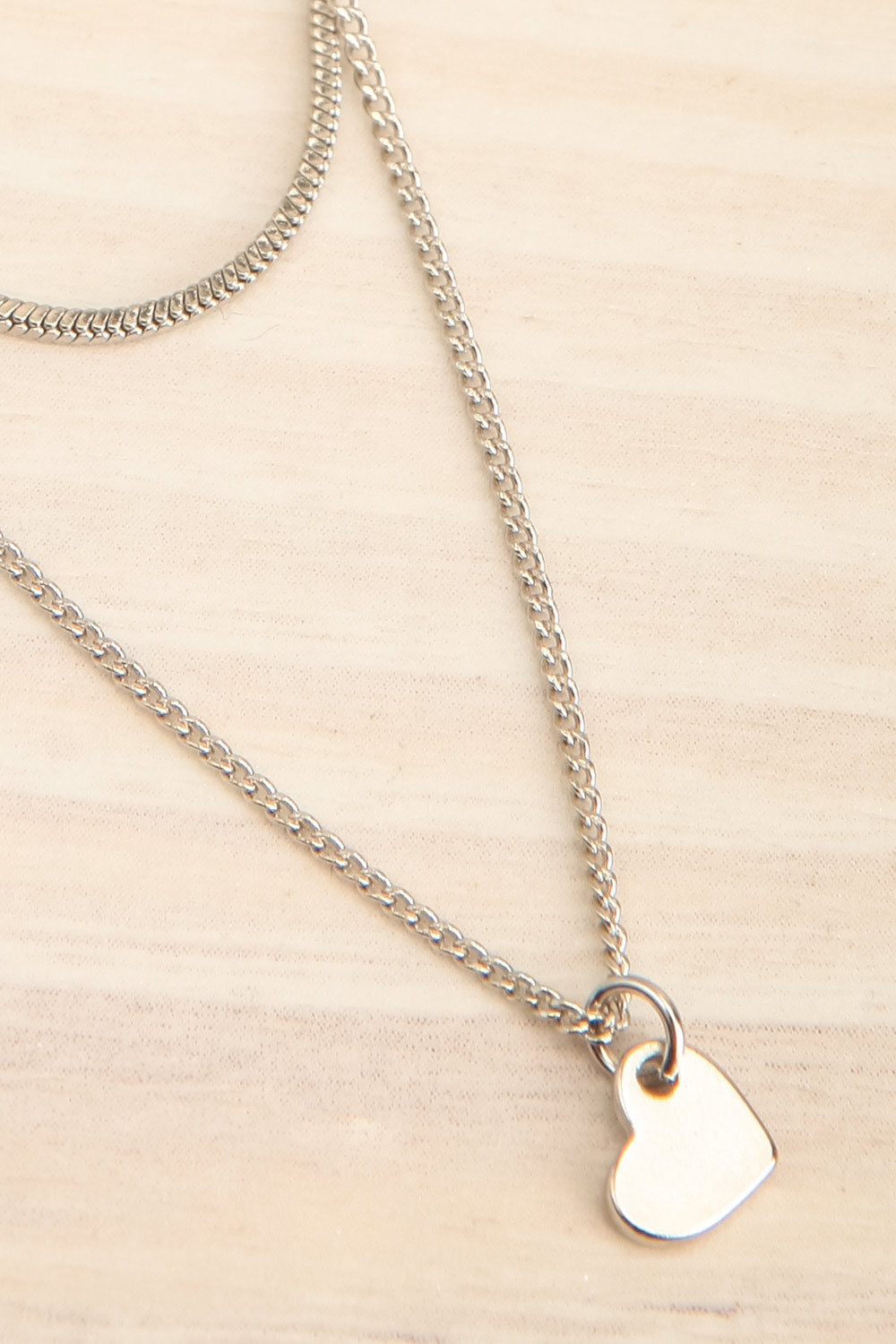 Flat silver deals heart necklace