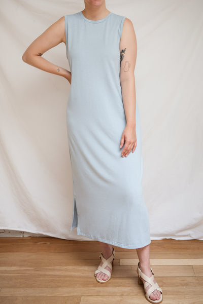 Avrig Blue Sleveless Maxi Dress w/ Round Collar | La petite garçonne model