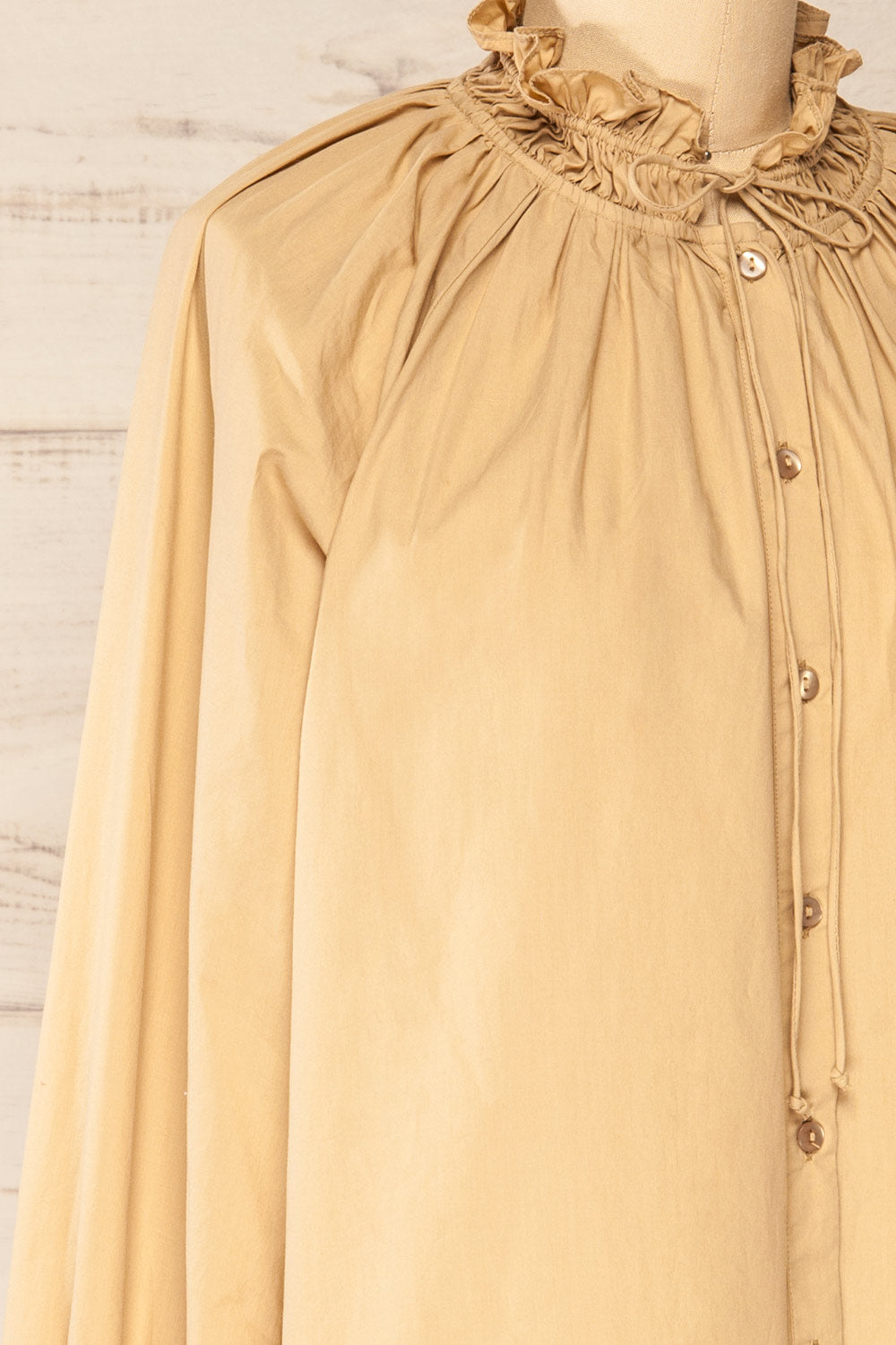 Babimost Beige Shirt w/ Ruffled Collar | La petite garçonne side close-up