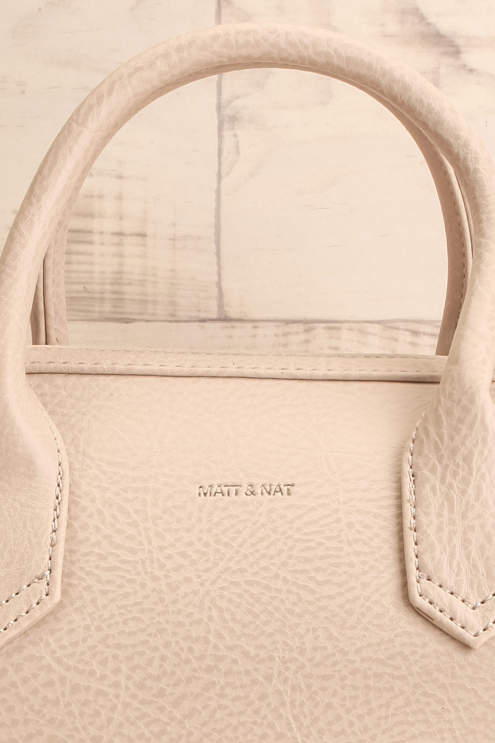 Baiga Dark Grey Beige Matt & Nat Handbag | La petite garçonne logo close-up