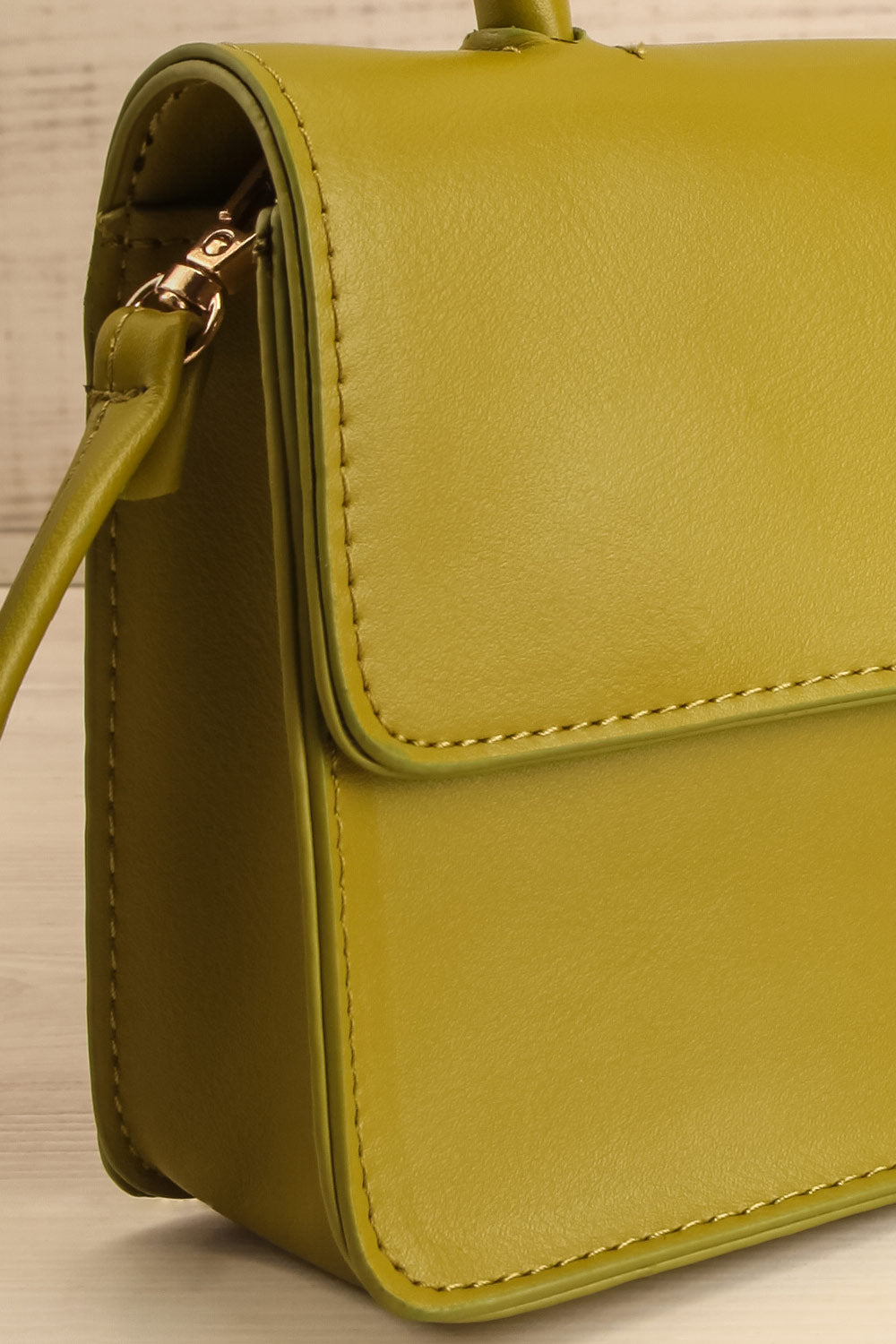 Baluchon Green Crossbody Handbag | Maison garçonne side close-up