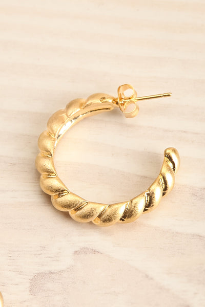 Battu Gold Twisted Hoop Earrings | La petite garçonne close-up