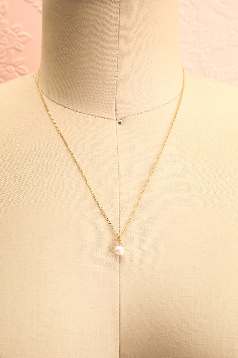 Beatrice de Modene Gold Pendant Necklace | Boutique 1861 pearl view