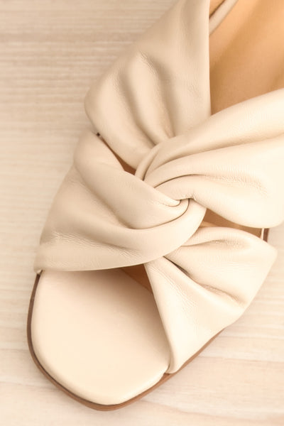 Benere White Leather Knotted Slide Sandals | La petite garçonne flat close-up