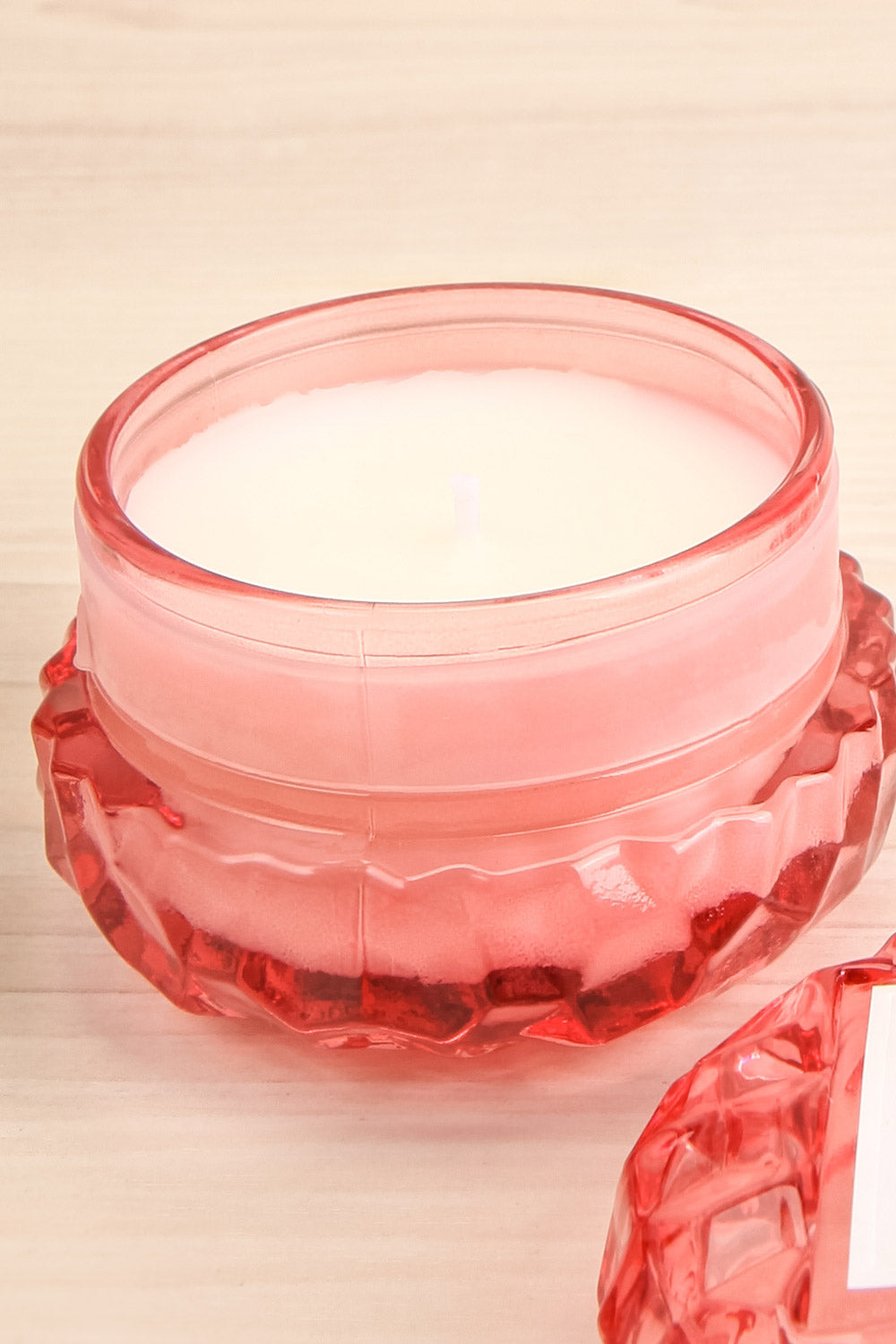 Macaron Candle Blackberry Rose Oud | La petite garçonne open close-up