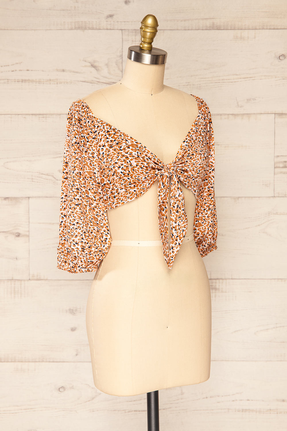 Bomil Leopard Print Crop Top w/ Puff Sleeve | La petite garçonne side view 