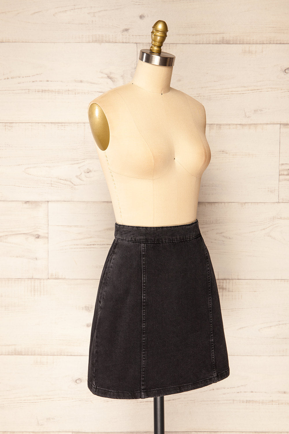 Bonagia Short Denim Skirt | La petite garçonne front close-up