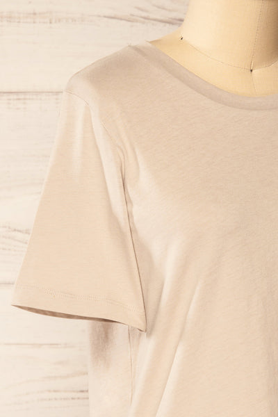 Brossard Taupe Round Neck T-Shirt | La petite garçonne side close-up