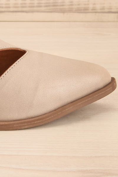 Bruca Grey Pointed Toe Asymmetrical Flats | La petite garçonne side front close-up