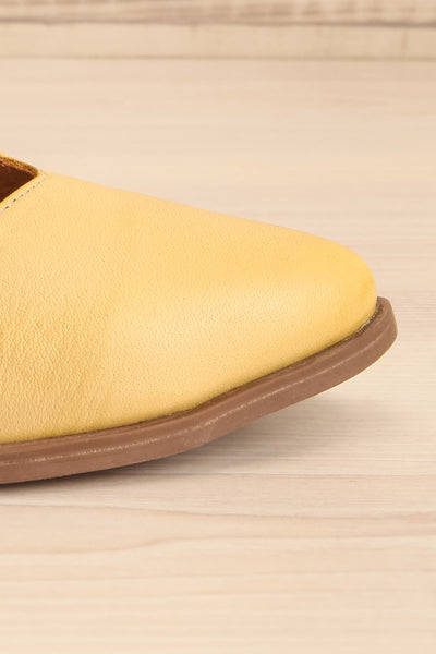Bruca Yellow Pointed Toe Asymmetrical Flats | La petite garçonne side front close-up