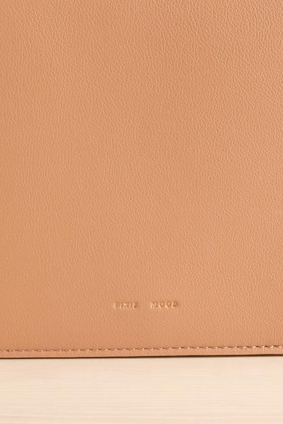 Charlot Sand Faux-Leather Pixie Mood Handbag | La petite garçonne logo close-up